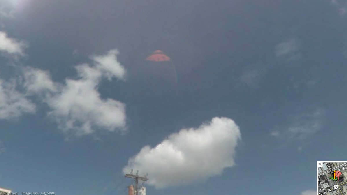 En kvinna upptäckte ett rosa UFO på Google Street View.